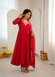 Ensemble pour femmes brodé rouge, robe à manches longues, châle plissé, tenue de style Salwar Kameez festif - Product Image 4