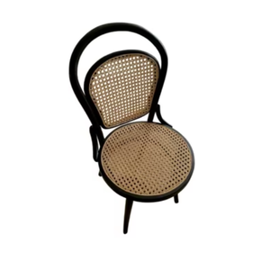 Chaises de restaurant fabriquées à partir d'une combinaison de bois de teck et de rotin, finition lisse, design élégant - Product Image 1