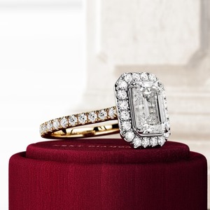 Bague de fiançailles pour femme en or jaune 18 carats avec diamant de laboratoire taille émeraude de 2 carats, halo et pavé cathédrale, certifiée IGI - Product Image 4
