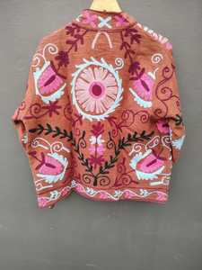 เสื้อแจ็คเก็ตผู้หญิงปักลายดอกไม้ประณีต แรงบันดาลใจจากงานฝีมือแบบแคชเมียร์ สไตล์ซูซานีวินเทจ เหมาะสำหรับงานปาร์ตี้ การเดินทาง และโอกาสต่างๆ - Product Image 4