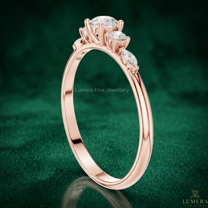 Bague de fiançailles de luxe en or massif 14 carats, sertie de diamants de laboratoire multi-pierres, avec un centre brillant rond, des accents marquise et finition polie. - Product Image 4