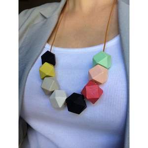 Elegante Collar de Moda Clásica con Cuentas de Resina y Madera - Product Image 2