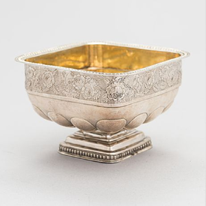 Soupière ronde en argent, ornée de motifs de tournesols en relief et de pieds élégamment festonnés, disponible à prix de gros. - Product Image 4