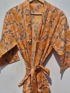 Bata Kimono de Algodón Floral Hecha a Mano con Estampado de Bloques - Product Image 4