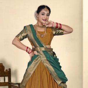 Lehenga Choli de Seda Banarasi con Bordado Zari, Estilo Tradicional, para Mujer, para Fiestas y Bodas, Largo hasta el Suelo, Gajiwala Export - Product Image 2