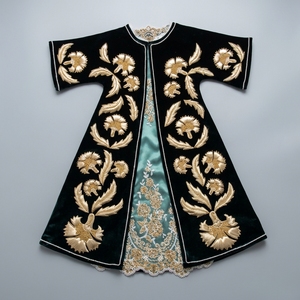 Kaftan ottoman traditionnel en velours, brodé à la main avec des motifs de carnations en fils d'or, mini-caftan turc décoratif - Product Image 1