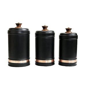 Recipientes modernos para especias de metal negro con detalles dorados, forma cilíndrica, tapas herméticas para conservar la frescura en la cocina. - Product Image 2