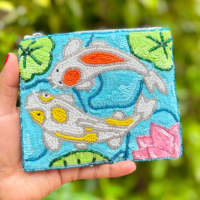 Dompet Koin Bordir Ikan Koi Buatan Tangan dengan Manik-manik Biru Desain Daun Teratai Gaya Jepang dengan Ritsleting Kompak Portabel.