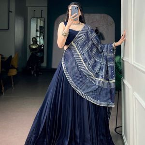 Lehenga Choli en Soie Bleue Premium Entièrement Cousu pour Navratri avec Dupatta en Satin Imprimé et Dentelle Miroir – Prix de Gros par Royal Exports - Product Image 2