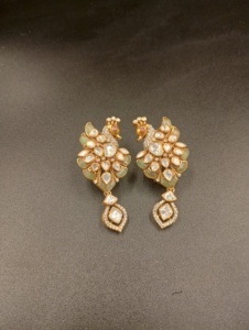 Boucles d'oreilles pendantes tendance en forme de fleur plaquées or 24 carats de luxe avec serti clos pour femme, bijoux de mariage - Product Image 1