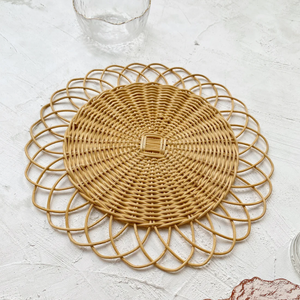 Article chaud rond en rotin naturel pour assiette de chargeur pour les fêtes/mariages à usage quotidien avec motif végétal - Product Image 1