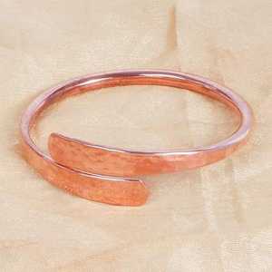 Bracelet ouvert ajustable de style ethnique bohème, bijoux en cuivre massif de qualité supérieure faits à la main avec gravure - Product Image 2