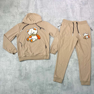 Conjunto de chándal con estampado de oso de dibujos animados, sudadera beige con gran bordado de oso y pantalones jogger con parche de oso pequeño, ropa casual de moda urbana. - Product Image 1