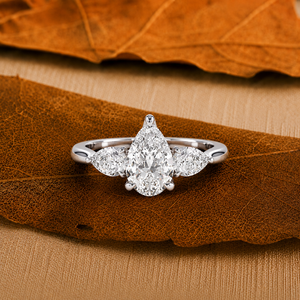 แหวนเพชรทรงลูกแพร์ 1.5 กะรัต เพาะเลี้ยงในห้องปฏิบัติการ ราคาโรงงาน ทอง 14K รับรองโดย IGI เพชรสังเคราะห์ แหวนหมั้นสั่งทำได้ ผู้ผลิต - Product Image 1