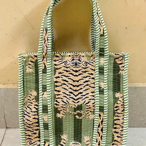 Bolso Tote Acolchado con Estampado de Tigre a Rayas Verdes y Bordado, Estilo Bohemio, Abierto por Arriba, para Uso en Todas las Estaciones - Product Image 2