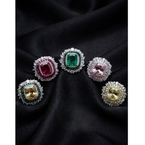 Anillo de Latón de Primera Calidad con Baño de Plata y Circonita para Mujer, Ideal para Bodas y Fiestas - Product Image 1