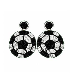 Pendientes de fútbol hechos a mano con cuentas para mujer, pendientes colgantes llamativos para aficionadas al deporte, pendientes de cuentas de semillas en blanco y negro - Product Image 1