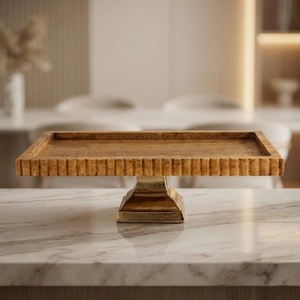 Ensemble de supports à gâteaux élégants en bois, ronds et carrés, avec des bords cannelés et des bases dorées robustes, parfait pour un service et des présentations modernes. - Product Image 4