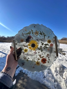 Plateau en résine de fleurs sauvages pressées avec poignées dorées, écologique, Artizon Studio, décoration botanique pour table de chevet, salle de bain ou cuisine - Product Image 2