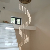 Loft duplex bâtiment grand lustre escalier en colimaçon lampe lumière lampe en cristal de luxe
