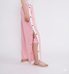 กางเกงวอร์มสปริงสปอร์ตพิมพ์โลโก้ตามสั่ง เนื้อผ้าสแปนเด็กซ์น้ำหนักเบา สวมใส่สบาย มีกระดุมแป๊กด้านข้างทั้งสองข้าง กางเกงแทรคแบบ unisex รับผลิตแบบ OEM ODM - Product Image 5