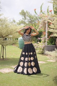 LAMOUNT Lehenga Choli para Mujer, Estampado en Dorado sobre Seda, Largo hasta el Suelo, Ropa Tradicional India para Bodas y Fiestas, Talla Regular - Product Image 2