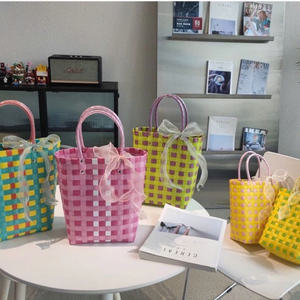 Bolsa de Compras de Plástico Elegante para Tiendas de Ropa, Empaque Minorista, Bolsa Reutilizable con Estilo Moderno y a la Moda - Product Image 6