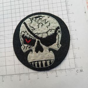 Patchs en fil métallique rouge royal en forme de crâne pour vêtements et accessoires - Product Image 3