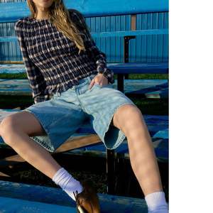 Nouveaux shorts en jean mi-longs pour femmes, coupe décontractée, délavage clair, style bermuda, vente en gros - Product Image 6