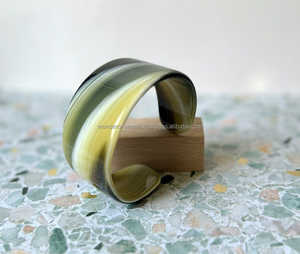 Suministro directo de fábrica para mujer, elegante pulsera de resina de estilo ancho, brazalete de moda a precio - Product Image 3