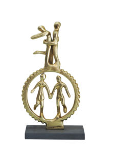 Escultura Moderna de Pareja en Aluminio Dorado, Figura Abstracta Contemporánea de Amantes, Regalo Romántico de Aniversario para Decoración del Hogar o Galería - Product Image 1