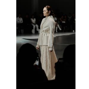 Manteaux de Vêtements de Qualité Supérieure en Gros CAMILLE TIE-WAIST WOOL COAT Longueur Complète 20% Cachemire 80% Laine 70 cm Col en V Standard Manteaux pour Femmes - Product Image 1