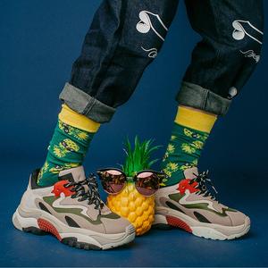Chaussettes graphiques streetwear, chaussettes personnalisées imprimées, motifs audacieux inspirés du hip-hop, accessoires de mode inspirés du skateboard - Product Image 6