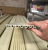 Matériaux de décoration intérieure modernes, panneaux muraux WPC durables à design rainuré