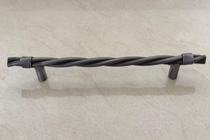 Poignée de portail en fer forgé torsadé, résistante à la rouille et facile à installer – Accessoire de portail en fer forgé thermolaqué - Product Image 3