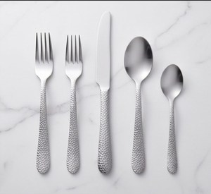 Ensemble de couverts minimalistes en acier inoxydable avec manche martelé, finition poli miroir, compatible lave-vaisselle, vaisselle de mariage - Product Image 1