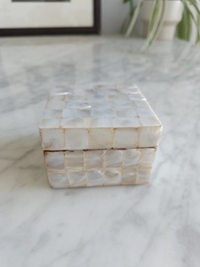 Boîte de rangement pour bijoux en nacre écologique rectangulaire faite à la main par ILAHI, boîte cadeau décorative artisanale florale, Uttar Pradesh - Product Image 2