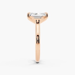 Anillo de Compromiso de Oro de 14K con Diamante Cultivado en Laboratorio de Corte Radiante Alargado de 3.25 CTW y Piedras Laterales en Forma de Baguette para Mujer - Product Image 3