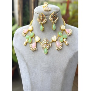 Conjunto de Collar y Aretes de Perlas Chapadas en Oro de Latón de Primera Calidad, Glamuroso y Moderno, para Mujer, Regalo de Joyería para Fiestas, Compromisos y Bodas - Product Image 1