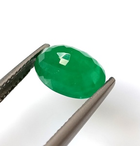 Esmeralda natural de color verde hermoso, corte ovalado facetado, piedra preciosa suelta de 1.85 quilates para joyería. - Product Image 4