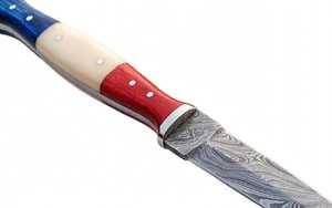 Cuchillo de Camping Hecho a Mano con Acero de Damasco, Mango de Resina Rojo, Blanco y Azul, Hoja Fija - Product Image 5