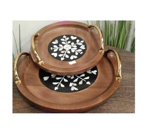 Bandeja de té de madera de lujo hecha a mano con detalles de nácar para la hospitalidad del Ramadán y el servicio árabe en majlis. - Product Image 2