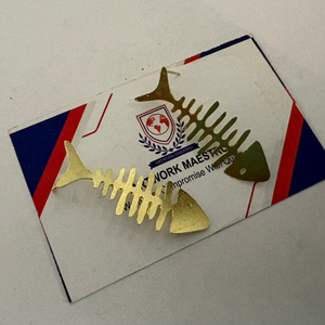 Pendientes artesanales de latón chapados en oro, hechos a mano por artesanos indios. Comercio justo que apoya a los artesanos. - Product Image 1