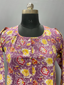 เสื้อกล้ามผู้หญิงคอวีลายดอกไม้สไตล์ญี่ปุ่นแบบพิมพ์ลายด้วยมือ เป็นมิตรกับสิ่งแวดล้อม ผลิตจากผ้าฝ้ายสำหรับฤดูร้อน จากรัฐราชสถาน - Product Image 4