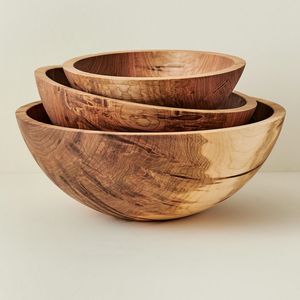 Ensaladera de madera contemporánea con acabado de textura natural para servir con elegancia y decorar la mesa - Product Image 1