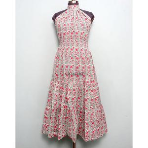 เดรสผ้าฝ้ายถักทรงเข้ารูปสำหรับผู้หญิง ระบายอากาศได้ดี เป็นมิตรต่อสิ่งแวดล้อม คอแบบผูก สายคล้องคอ ความยาวปานกลาง ลายดอกไม้ กระดุมด้านหลัง เปิดหลัง มีกระเป๋า ซักแห้งได้ เหมาะสำหรับใส่ไปชายหาด - Product Image 1