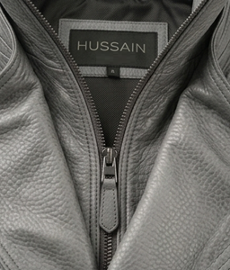 Chaqueta de hombre premium de cuero gris estilo baggy con cierre de cremallera, estilo oversize, para uso urbano. - Product Image 2