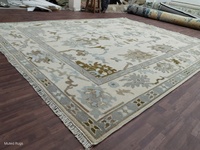 Tapis fait main en laine beige ivoire et vert sauge, avec des accents de beige discret, de vert sauge et de gris clair, grand tapis noué à la main.