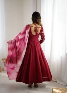 Ensemble Kurta et pantalon traditionnel indien pakistanais pour femmes, couleur marron, avec dupatta rose tie-dye, tenue de mariage longue, coupe classique - Product Image 6