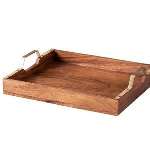 Plateau de service rectangulaire de luxe en bois d'acacia pour la restauration en gros, avec poignée dorée élégante, idéal pour hôtels et restaurants - Product Image 2